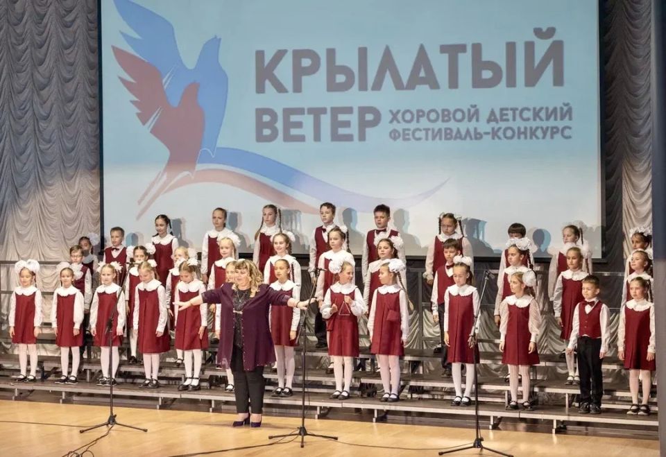 Легко на сердце от песни весёлой Легко на сердце от песни весёлой