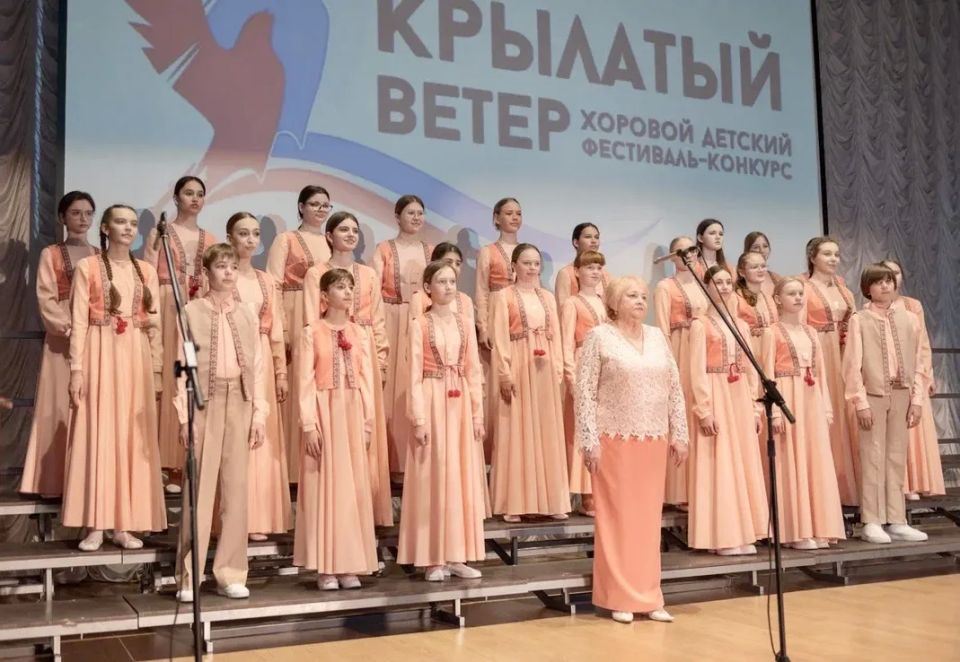 Легко на сердце от песни весёлой Легко на сердце от песни весёлой