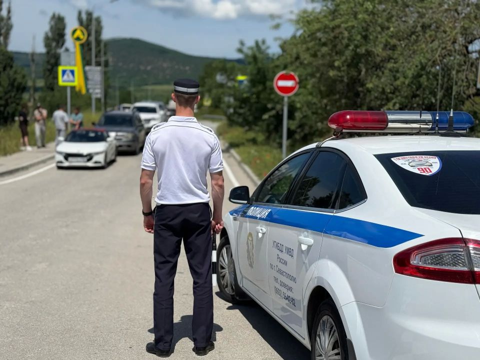 Сотрудники Госавтоинспекции Севастополя обеспечивают безопасность на дорогах вблизи АЗС Сотрудники Госавтоинспекции Севастополя обеспечивают безопасность на дорогах вблизи АЗС