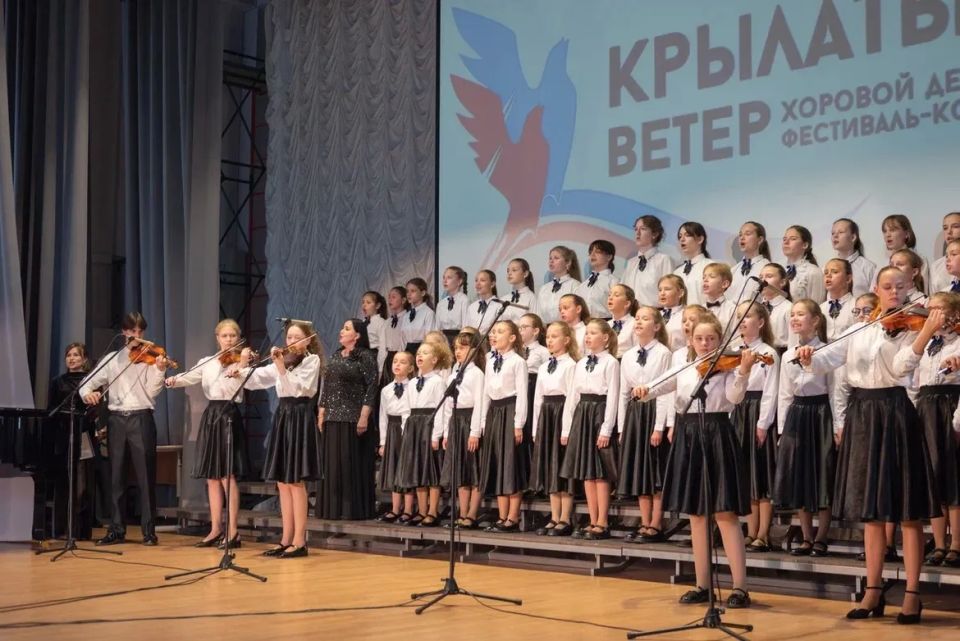 Легко на сердце от песни весёлой