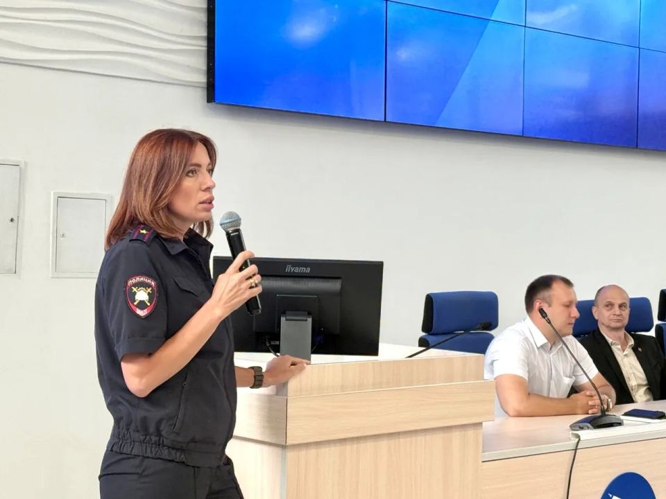 Севастопольские полицейские провели профилактическую лекцию для иностранных студентов СевГУ Севастопольские полицейские провели профилактическую лекцию для иностранных студентов СевГУ
