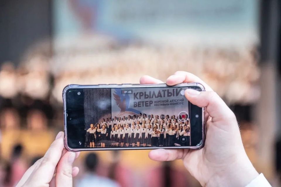 Легко на сердце от песни весёлой Легко на сердце от песни весёлой