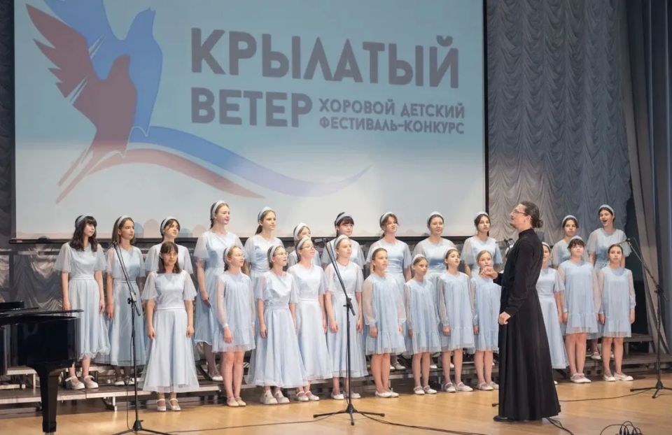 Легко на сердце от песни весёлой Легко на сердце от песни весёлой