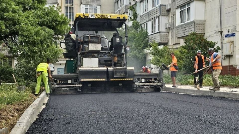 Во дворе дома № 19 на улице Бориса Михайлова началась укладка асфальта