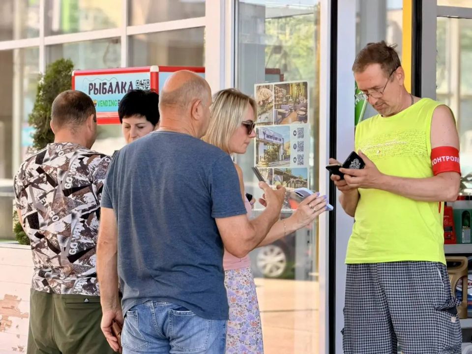 Сотрудники дорожно-транспортной отрасли работают на АЗС города Сотрудники дорожно-транспортной отрасли работают на АЗС города