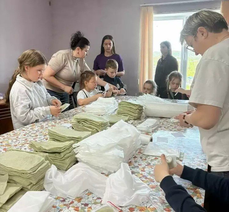 Маленькие жители Североморска помогли волонтерам собрать посылки для военнослужащих