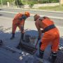 Водоканал: Рабочие моменты. Очистка дождеприемников и ливневых лотков на ул. Котовского и ул.Ревякина Фото Николая Ерёмина