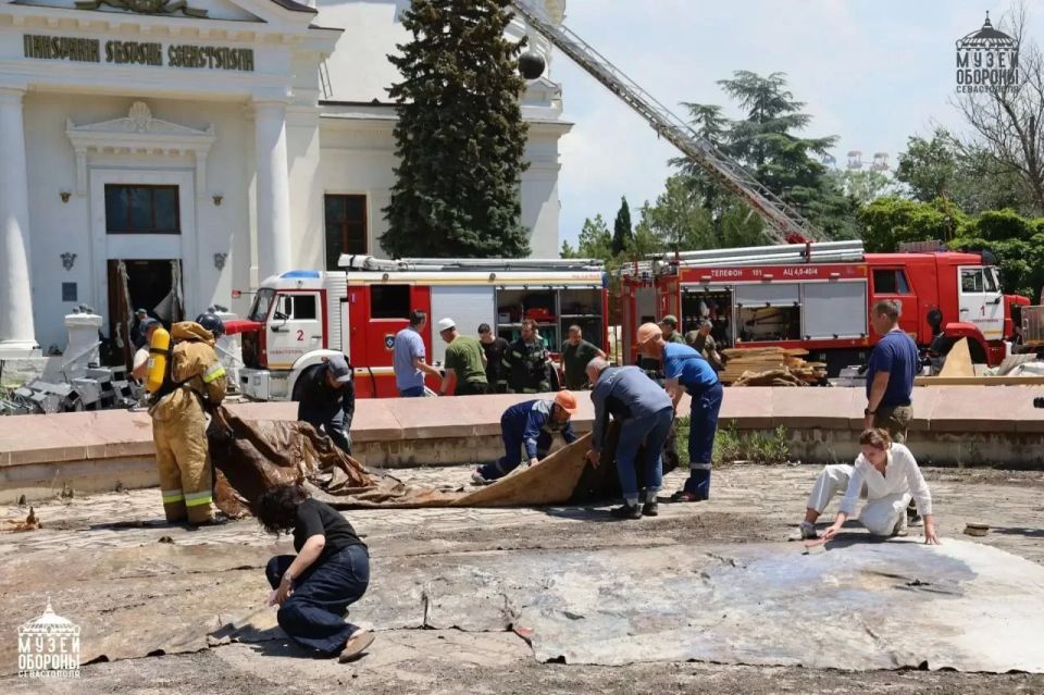 Три фрагмента поврежденного огнем полотна из атакованного ВСУ музея-панорамы в Севастополе удалось спасти, сообщили в учреждении Три фрагмента поврежденного огнем полотна из атакованного ВСУ музея-панорамы в Севастополе удалось спасти, сообщили в учреждении