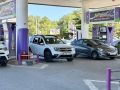 Сотрудники дорожно-транспортной отрасли работают на АЗС города