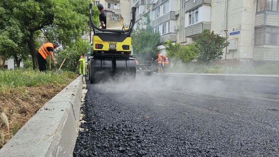 Во дворе дома № 19 на улице Бориса Михайлова началась укладка асфальта Во дворе дома № 19 на улице Бориса Михайлова началась укладка асфальта