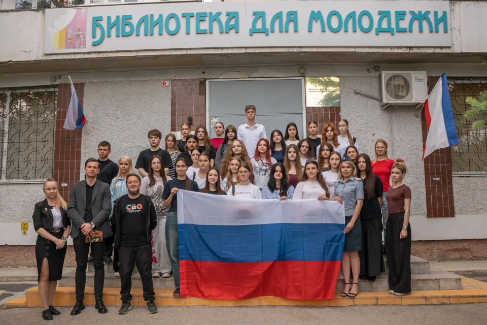 Иван Мезюхо: Сегодня, по случаю предстоящего Дня России, встречался с нашей крымской молодёжью в Крымской республиканской библиотеке для молодёжи Иван Мезюхо: Сегодня, по случаю предстоящего Дня России, встречался с нашей крымской молодёжью в Крымской республиканской библиотеке для молодёжи