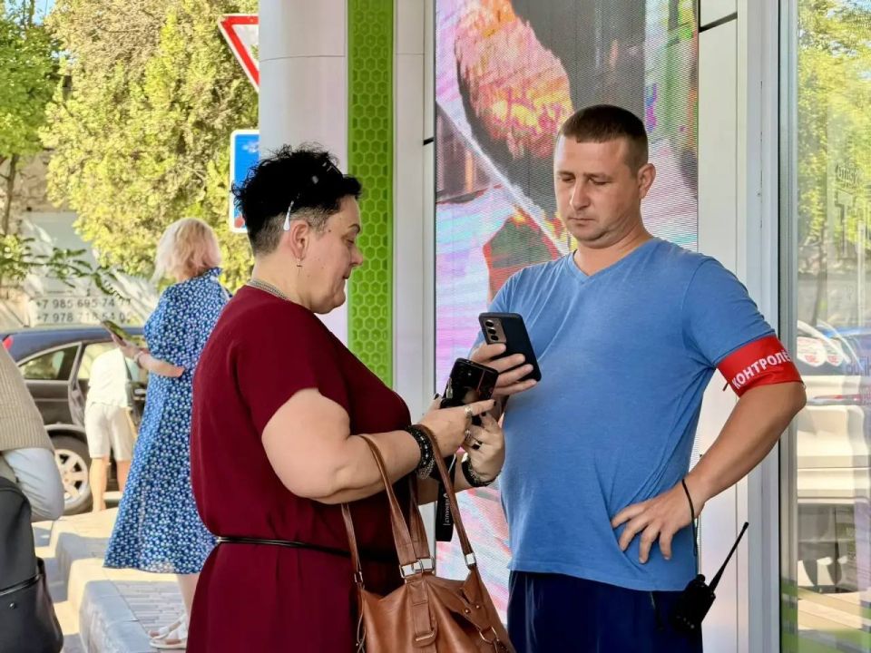 Сотрудники дорожно-транспортной отрасли работают на АЗС города Сотрудники дорожно-транспортной отрасли работают на АЗС города