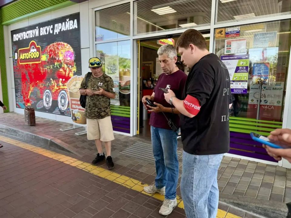 Сотрудники дорожно-транспортной отрасли работают на АЗС города Сотрудники дорожно-транспортной отрасли работают на АЗС города