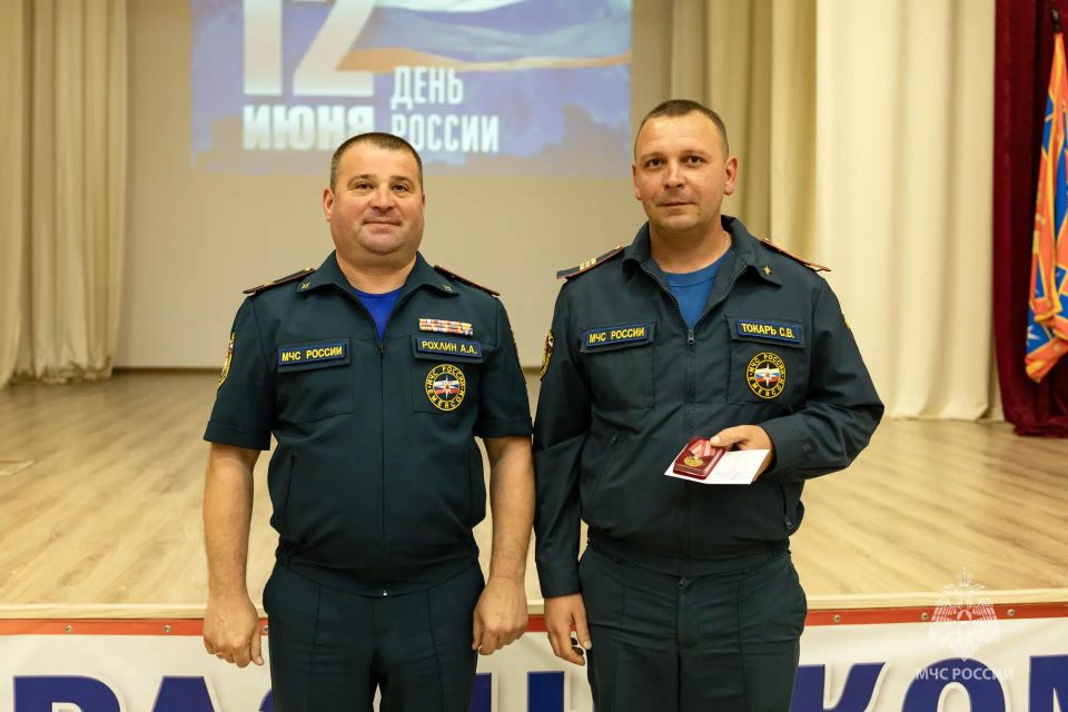 Севастопольские пожарные и спасатели МЧС встретили День России Севастопольские пожарные и спасатели МЧС встретили День России