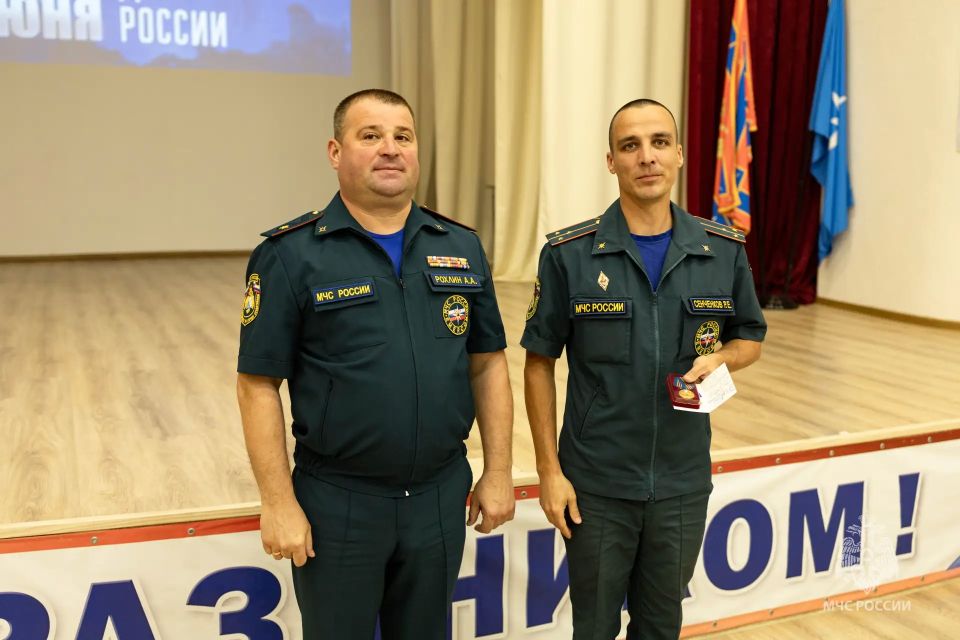 Севастопольские пожарные и спасатели МЧС встретили День России Севастопольские пожарные и спасатели МЧС встретили День России