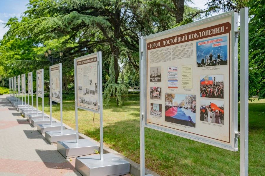 На Приморском бульваре открылась выставка архивных документов «Город, достойный поклонения» На Приморском бульваре открылась выставка архивных документов «Город, достойный поклонения»