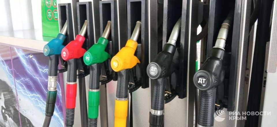 На 8 заправках в Севастополе с 10:00 будет бензин в свободной продаже