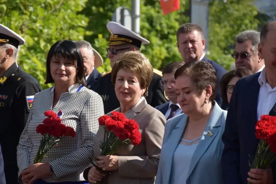 Екатерина Алтабаева: Приняла участие в церемонии возложения цветов к Вечному огню у Мемориала героической обороны Севастополя 1941–1942 годов Екатерина Алтабаева: Приняла участие в церемонии возложения цветов к Вечному огню у Мемориала героической обороны Севастополя 1941–1942 годов