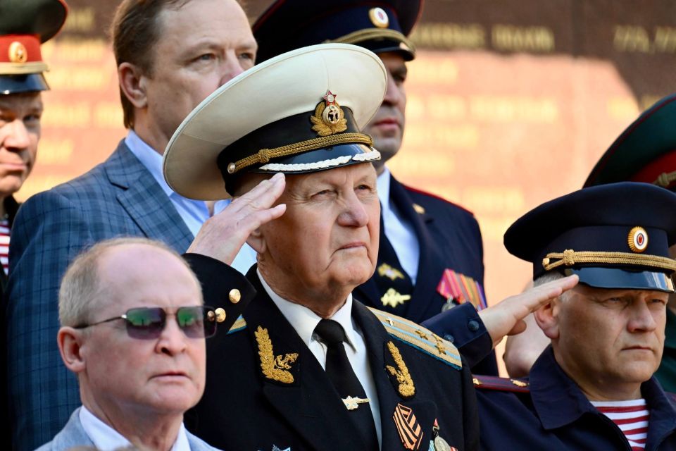 Владимир Немцев: Сегодня, в День России, по сложившейся традиции возложили венок и цветы к Мемориалу героической обороны Севастополя 1941–1942 годов Владимир Немцев: Сегодня, в День России, по сложившейся традиции возложили венок и цветы к Мемориалу героической обороны Севастополя 1941–1942 годов