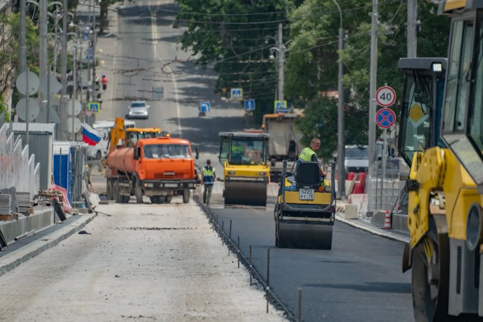 На улице Адмирала Октябрьского начали укладывать асфальт На улице Адмирала Октябрьского начали укладывать асфальт