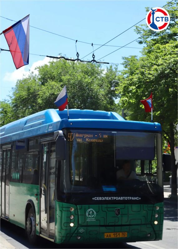 «Мне о России надо говорить, Да так, чтоб вслух стихи произносили, Да так, чтоб захотелось повторить, Сильнее всех имён сказать: Россия!» «Мне о России надо говорить, Да так, чтоб вслух стихи произносили, Да так, чтоб захотелось повторить, Сильнее всех имён сказать: Россия!»