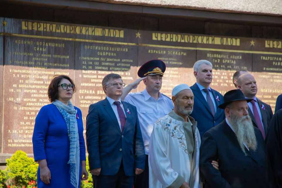 Начальник УМВД России по г.Севастополю генерал-майор полиции Сергей Сигунов принял участие в торжественном мероприятии, посвящённом Дню России Начальник УМВД России по г.Севастополю генерал-майор полиции Сергей Сигунов принял участие в торжественном мероприятии, посвящённом Дню России