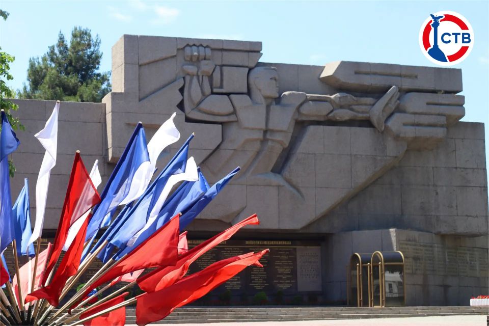 «Мне о России надо говорить, Да так, чтоб вслух стихи произносили, Да так, чтоб захотелось повторить, Сильнее всех имён сказать: Россия!» «Мне о России надо говорить, Да так, чтоб вслух стихи произносили, Да так, чтоб захотелось повторить, Сильнее всех имён сказать: Россия!»
