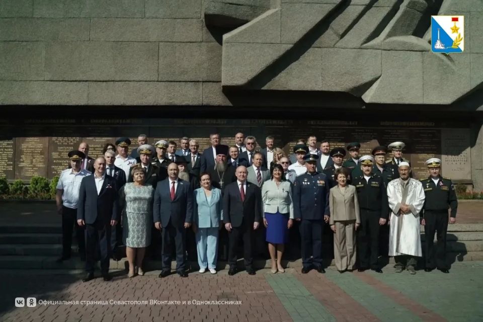День России в Севастополе начался с возложения цветов у мемориала героической обороны День России в Севастополе начался с возложения цветов у мемориала героической обороны