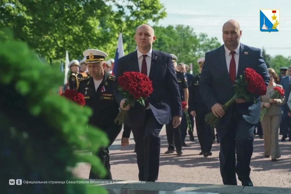 День России в Севастополе начался с возложения цветов у мемориала героической обороны