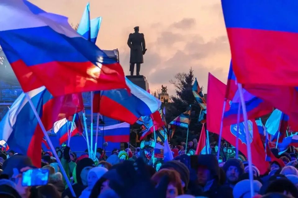 С Днём России севастопольцев поздравил глава региона С Днём России севастопольцев поздравил глава региона