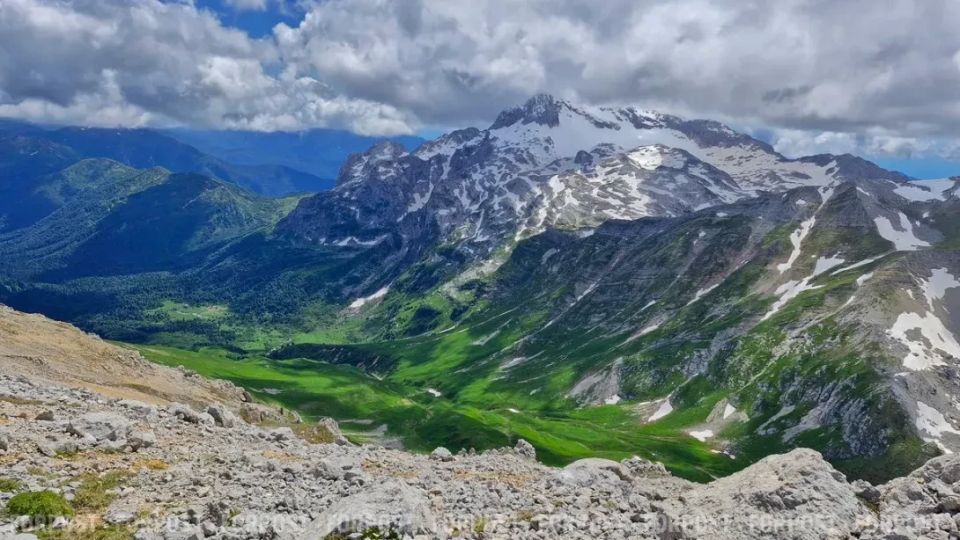 Добыли снега летом.. Кавказские горы другие: выше, суровее, с непредсказуемой погодой и снегом даже в июле