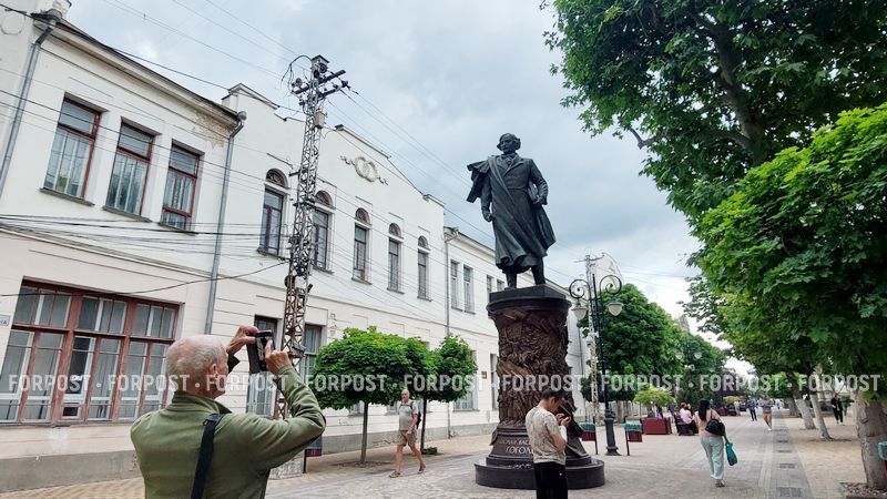Новый памятник Гоголю, открытый недавно в Симферополе, стал поводом вспомнить малоизвестную страницу биографии писателя — его поездку в Крым летом 1835 года