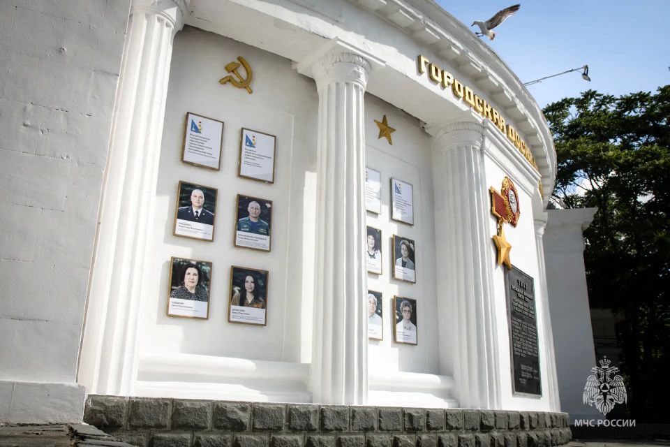 Портрет севастопольского огнеборца МЧС России Тимура Москаленко-Молодцова – на городской Доске почёта Севастополя Портрет севастопольского огнеборца МЧС России Тимура Москаленко-Молодцова – на городской Доске почёта Севастополя