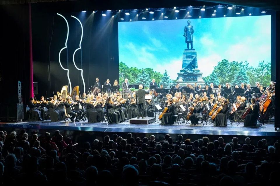 В День основания города Севастополя во Дворце культуры рыбаков состоялся праздничный концерт «Севастопольская симфония» В День основания города Севастополя во Дворце культуры рыбаков состоялся праздничный концерт «Севастопольская симфония»