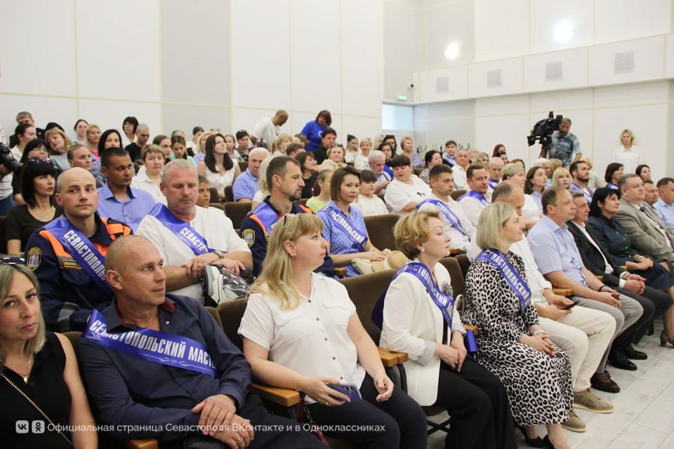 В Севастополе наградили победителей четырёх городских конкурсов — от профессионалов до юных художников В Севастополе наградили победителей четырёх городских конкурсов — от профессионалов до юных художников