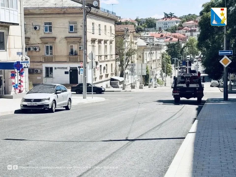 На улице Адмирала Октябрьского уложили три слоя асфальта На улице Адмирала Октябрьского уложили три слоя асфальта
