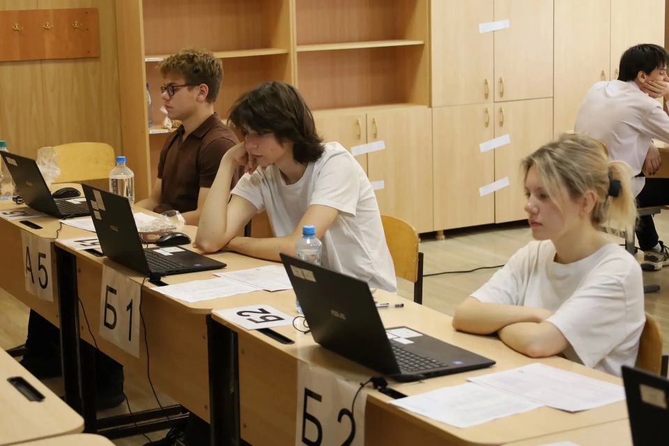 На финишной прямой: выпускники Севастополя сдают экзамены по информатике и иностранным языкам На финишной прямой: выпускники Севастополя сдают экзамены по информатике и иностранным языкам