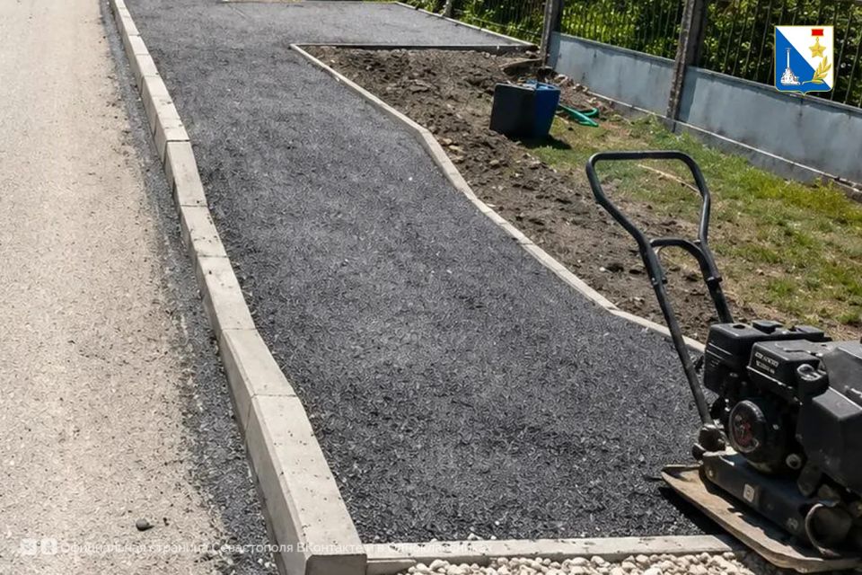В Тыловом по просьбе жителей обустраивают остановки и тротуары В Тыловом по просьбе жителей обустраивают остановки и тротуары