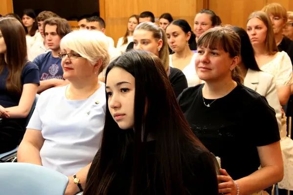 "Как цифры помогают управлять страной?": В пресс-центре РИА Новости Крым детей познакомили со "статистикой" "Как цифры помогают управлять страной?": В пресс-центре РИА Новости Крым детей познакомили со "статистикой"