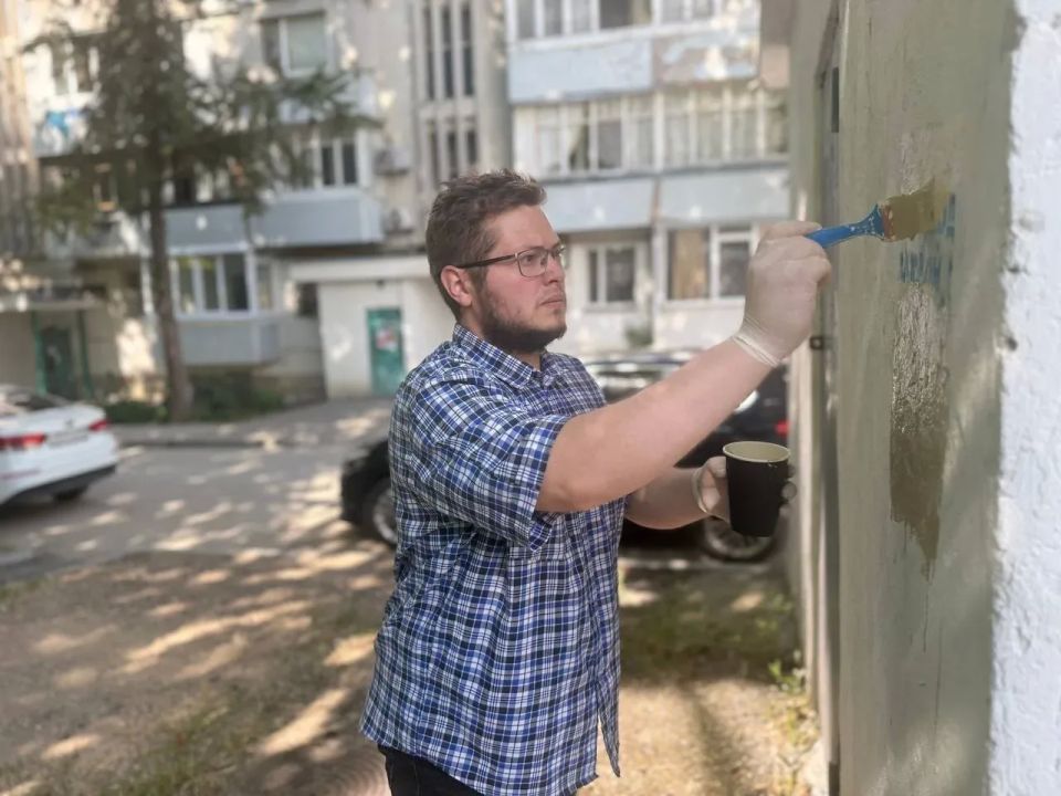 В Севастополе полицейские устранили около 300 рекламных надписей наркосайтов в рамках акции «Закрась опасность» В Севастополе полицейские устранили около 300 рекламных надписей наркосайтов в рамках акции «Закрась опасность»