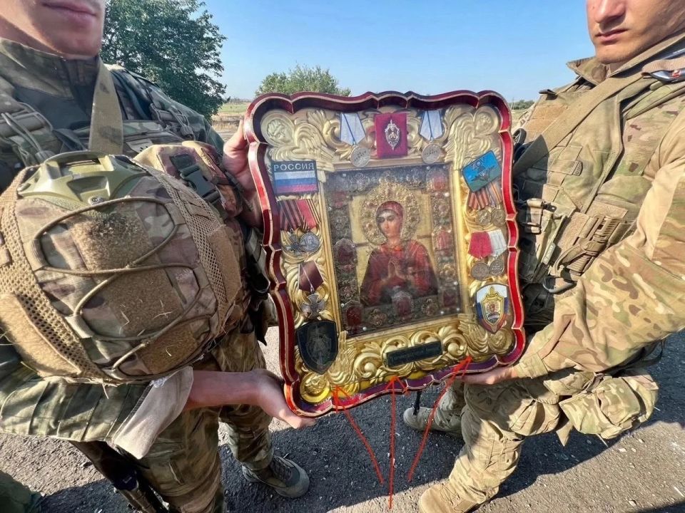 Фронтовые иконы. В дни первой обороны Севастополя для проведения церковной службы на всех бастионах и батареях были установлены иконы Фронтовые иконы. В дни первой обороны Севастополя для проведения церковной службы на всех бастионах и батареях были установлены иконы