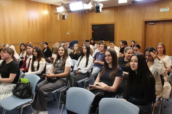 "Как цифры помогают управлять страной?": В пресс-центре РИА Новости Крым детей познакомили со "статистикой" "Как цифры помогают управлять страной?": В пресс-центре РИА Новости Крым детей познакомили со "статистикой"