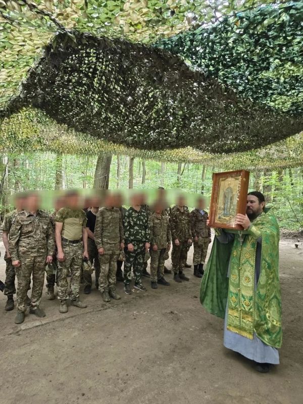 Фронтовые иконы. В дни первой обороны Севастополя для проведения церковной службы на всех бастионах и батареях были установлены иконы Фронтовые иконы. В дни первой обороны Севастополя для проведения церковной службы на всех бастионах и батареях были установлены иконы