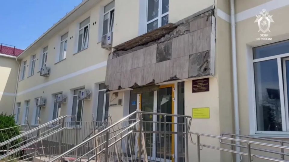 Школьник, пострадавший при обрушении балкона в Каче, идёт на поправку