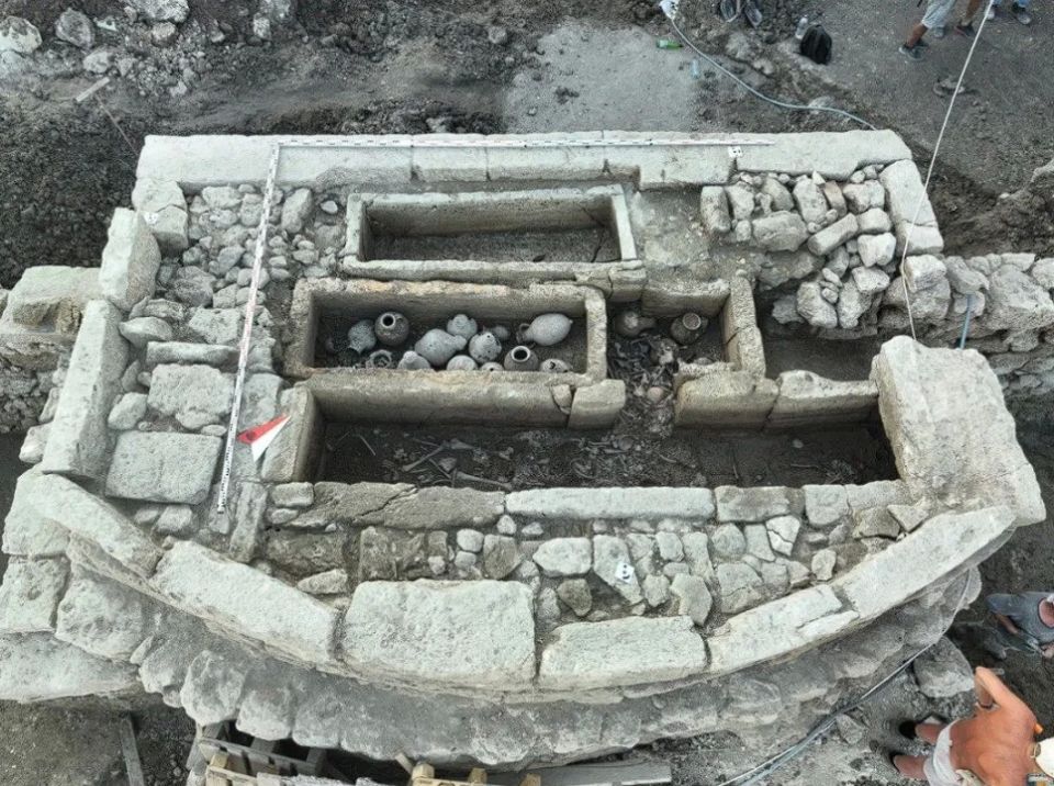 В античном некрополе Севастополя нашли семейный склеп с редчайшими урнами В античном некрополе Севастополя нашли семейный склеп с редчайшими урнами