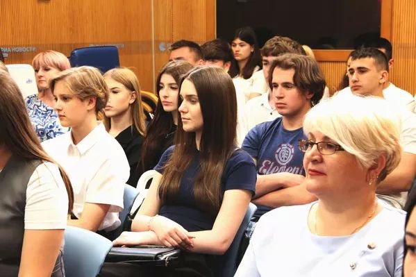 "Как цифры помогают управлять страной?": В пресс-центре РИА Новости Крым детей познакомили со "статистикой" "Как цифры помогают управлять страной?": В пресс-центре РИА Новости Крым детей познакомили со "статистикой"