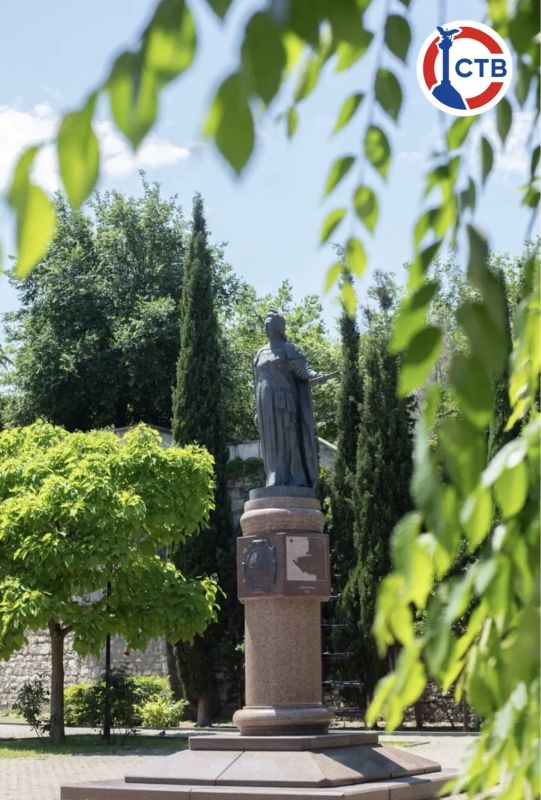 Екатерининский сквер в лучах летнего солнца Екатерининский сквер в лучах летнего солнца