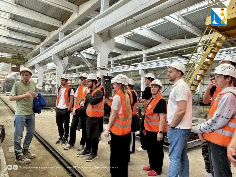 Студенты архитектурно-строительного техникума побывали на производстве в Севастополе и увидели, как строят дома Студенты архитектурно-строительного техникума побывали на производстве в Севастополе и увидели, как строят дома