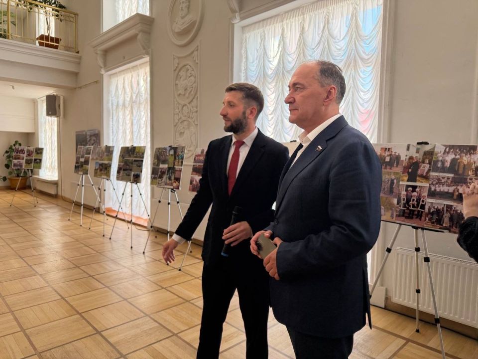 Дмитрий Белик: Посетил выставку «Казаки на Белой Руси», которая проходит в холле Дома Москвы в Минске в рамках XVI Международного фестиваля казачьей песни «Гайда». Дмитрий Белик: Посетил выставку «Казаки на Белой Руси», которая проходит в холле Дома Москвы в Минске в рамках XVI Международного фестиваля казачьей песни «Гайда».