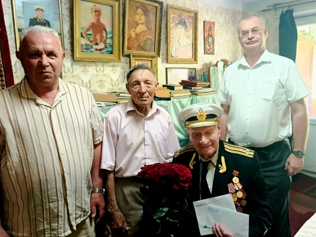 #поздравляемветеранов. Вековой юбилей отметил ветеран Великой Отечественной войны Николай Емельянович Голубцов Поздравить капитана 1-го ранга в отставке пришли представители департамента внутренней политики и общественные...